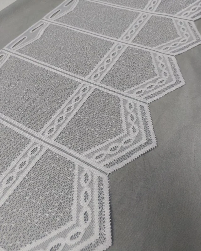 Biała zazdroska żakardowa 30 cm z geometrycznym wzorem i szpiczastym dołem