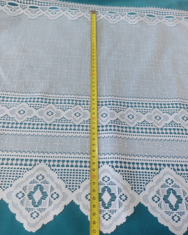 Biała zazdrostka żakardowa z oczkami kwiatek 47 cm