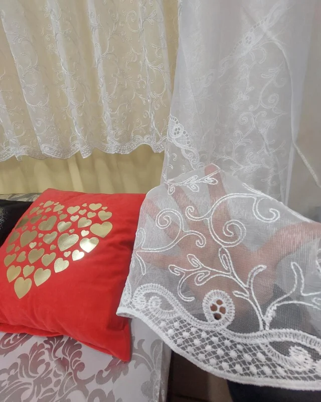 Biała firana haftowana 160 cm na markizecie z haftem przy dolnej krawędzi