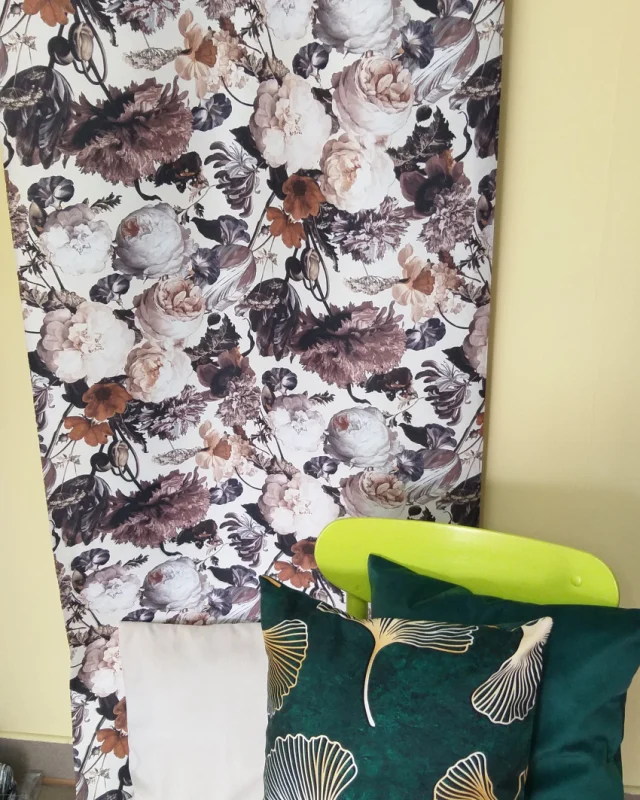 Tkanina zasłonowa w duże kwiaty beżowo-brązowa 154 cm