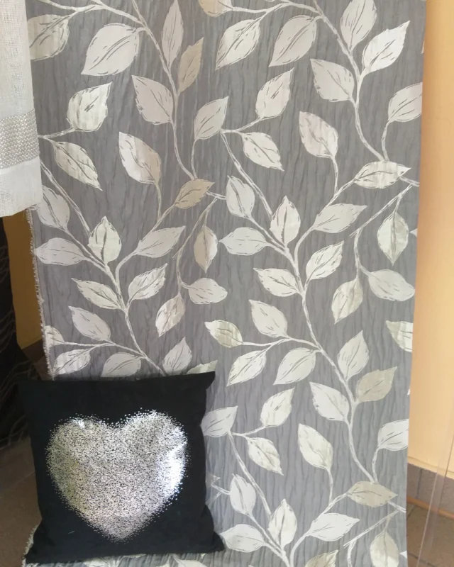 Tkanina zasłonowa szara w srebrne liście 150 cm
