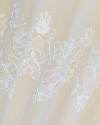 Biała firanka haftowana w kwiaty na sable, wysokość 160 cm