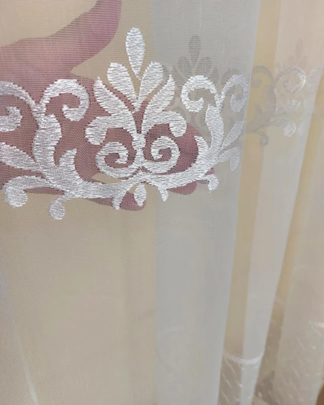 Biała firanka haftowana ornament liście 180 cm na markizecie