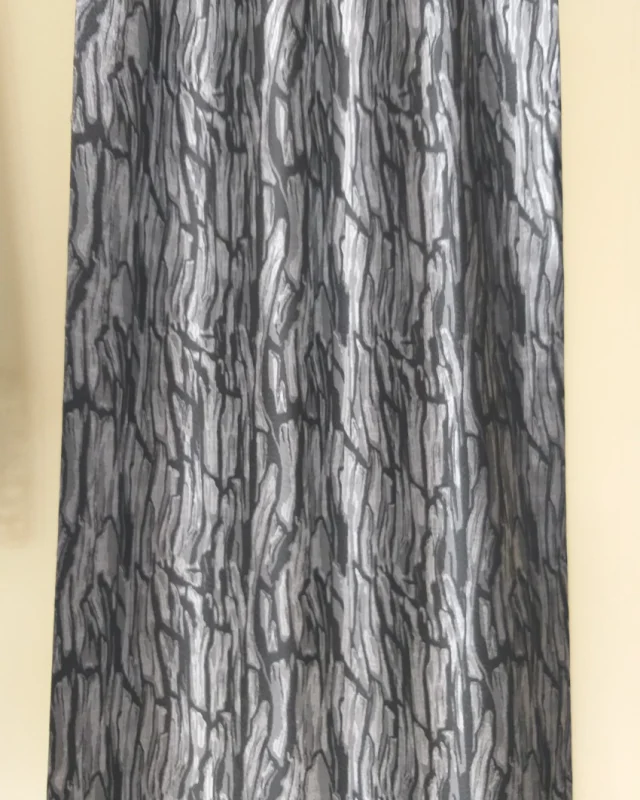 Zasłona gotowa czarno-srebrna wzór kory drzewa 155x240 cm