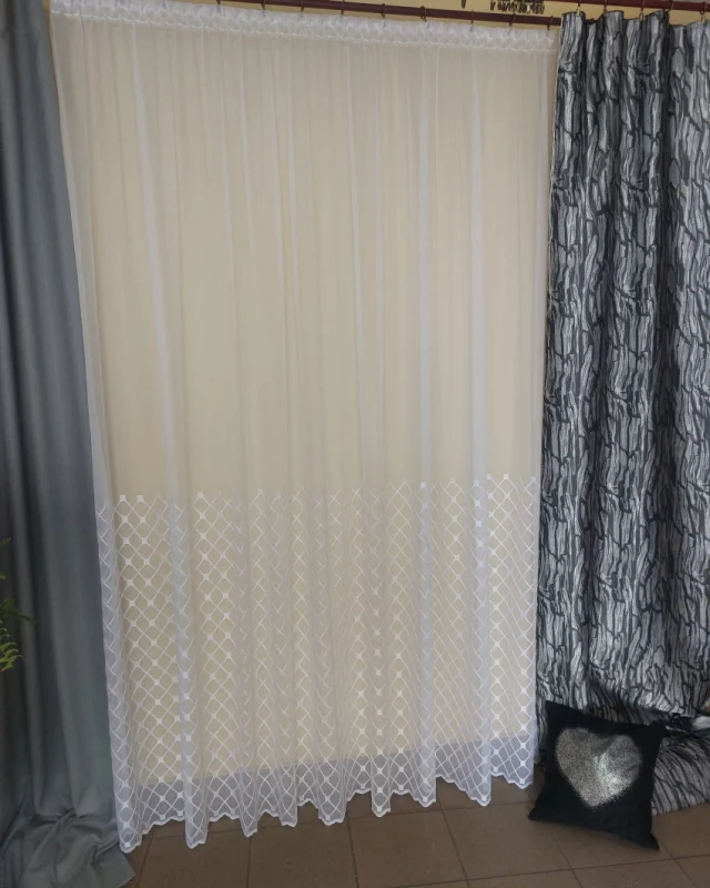 Biała firanka haftowana 300 cm na oknie – pełny widok aranżacji