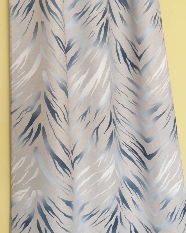 Szara zasłona we wzór zebra z akcentem granatu 145 cm