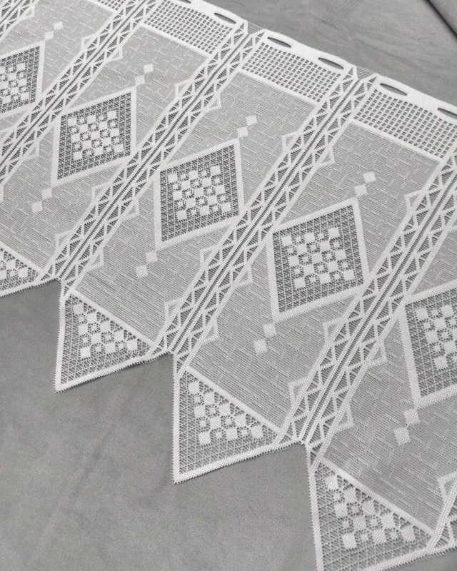 Biała zazdroska żakardowa geometryczna 35 cm z rombami