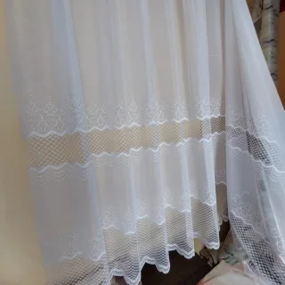 Firanka żakardowa 180 cm z metra zawieszona na oknie