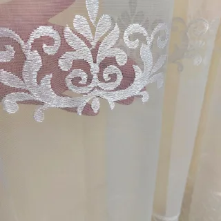Biała firanka haftowana ornament liście 180 cm na markizecie