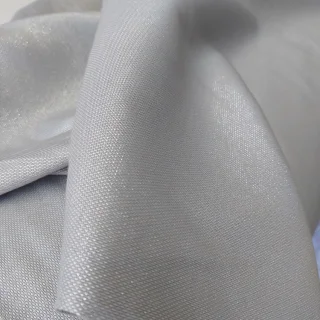Gładka srebrzysta tkanina dekoracyjna z delikatnym połyskiem