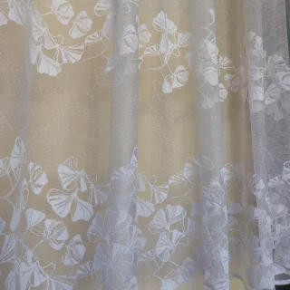 Firanka żakardowa w liście miłorzębu - lekka dekoracja okna do salonu lub pokoju