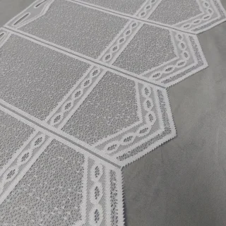 Biała zazdroska żakardowa 30 cm z geometrycznym wzorem i szpiczastym dołem
