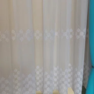 Biała firana w białe kwadratowe wzory