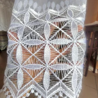 Firanka z gipiurą 180 cm z geometrycznym wzorem rombów