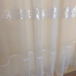 Firanka haftowana 180 cm z dwoma pasami ornamentu na tle siatki