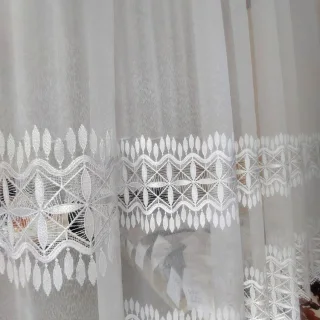 Biała firanka gipiurowa geometryczna 180 cm na markizecie