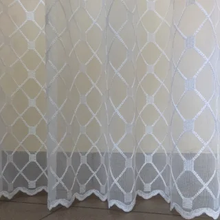 Firanka haftowana 300 cm symetryczny wzór dołem
