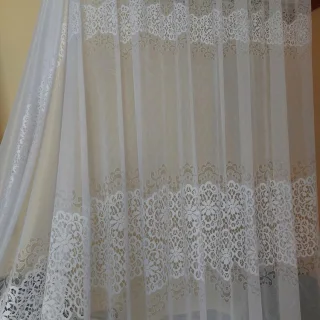 Firanka żakardowa z metra z szerokim pasem kwiatowym i ażurowym wzorem