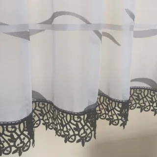 Firanka we wzory z czarną gipiurą wys.150cm