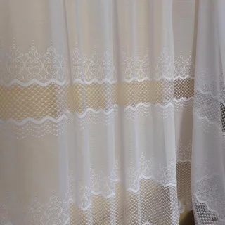 Biała gęstsza firanka żakardowa z dekoracyjnym pasem i falującym dołem