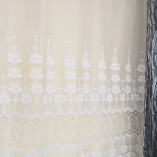 Delikatna firanka z białymi kwiatowymi ornamentami