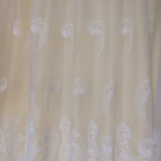 Delikatny wzór piór na białej firance z markizety