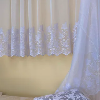 Firanka haftowana 150 cm w aranżacji z poduszką - biały haft roślinny