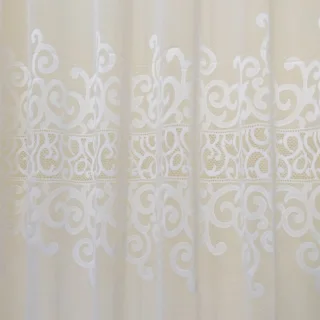 Firanka w ażurowe wzory na białym tle
