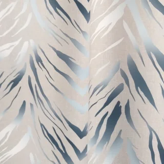 Detal wzoru zebra na szarej zasłonie z granatowym akcentem