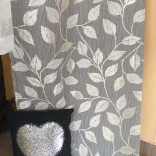 Tkanina zasłonowa szara w srebrne liście 150 cm