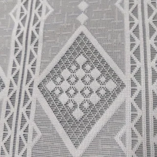 Geometryczny wzór rombów na białej zazdrosce żakardowej