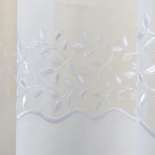 Haft u dołu firany, gałązki z liśćmi