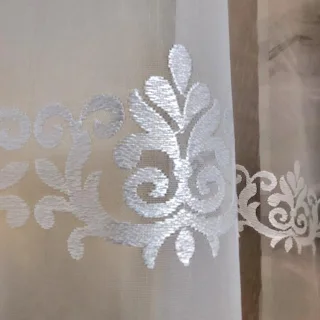 Detal haftowanego ornamentu liści na przejrzystej markizecie
