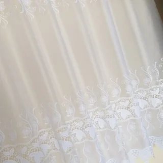 Detal wzoru firanki żakardowej 160 cm z kwiatkami i listkami