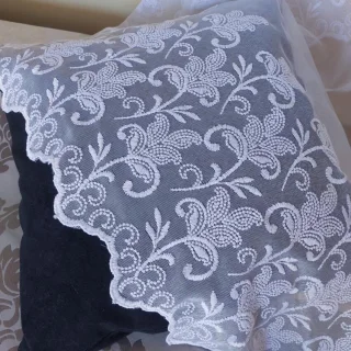 Biała firanka haftowana z metra 150 cm - zbliżenie haftu roślinnego na markizecie
