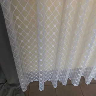 Firanka haftowana 300 cm symetryczny wzór dołem