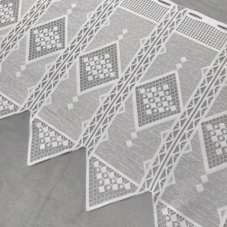Biała zazdroska żakardowa geometryczna 35 cm z rombami