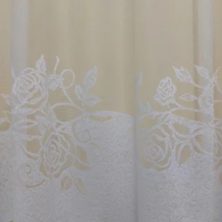 Zbliżenie na róże i liście w białej firance żakardowej z metra