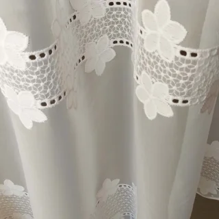 Firana widoczna z góry, ułożona