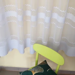 Biała firanka żakardowa z pasowym wzorem na całej powierzchni