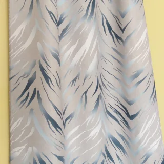 Szara zasłona we wzór zebra z akcentem granatu 145 cm
