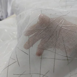 Półprzejrzysty materiał firanowy natura z białym tłem i srebrnym wzorem