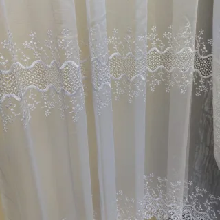 Elegancka firanka haftowana z pasem gipiury około 75 cm od dołu
