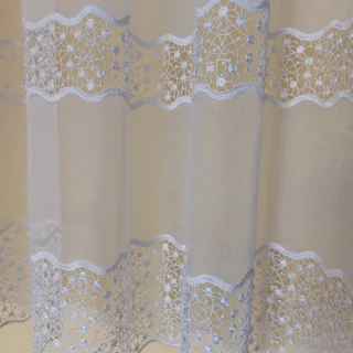 Biała firanka z eleganckim koronkowym brzegiem