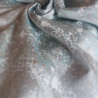 Turkusowo-beżowa tkanina zasłonowa 150 cm ułożona w miękkie fałdy