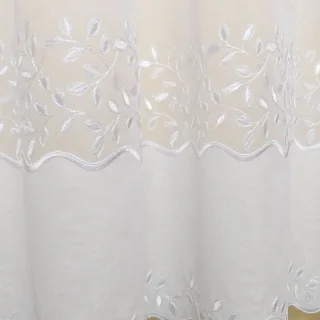 Haftowany dół firany w liście w przybliżeniu