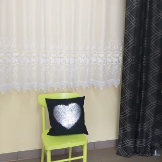 Biała firanka żakardowa na metry z pasowym wzorem kwiatowym