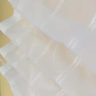 Materiał firanki w delikatne paseczki ze srebrną nitką