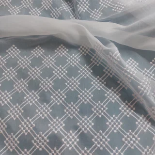Szara firanka z białym krzyżykowym wzorem