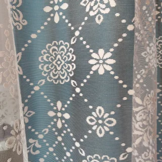 Detal białej firany żakardowej 250 cm z rozetami, kwiatami i ozdobnym dołem